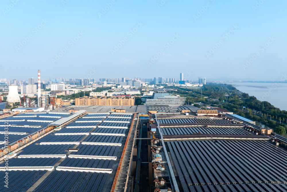 Obraz premium plant building with solar power station on rooftop