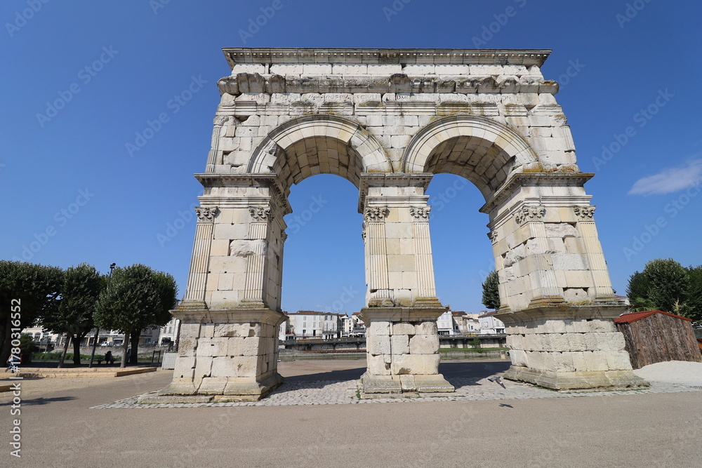 Obraz premium Arc de Germanicus, arc romain dédié à l'empereur Tibère, son fils Drusus et son neveu et fils adoptif Germanicus, ville de Saintes, département de la Charente Maritime, France