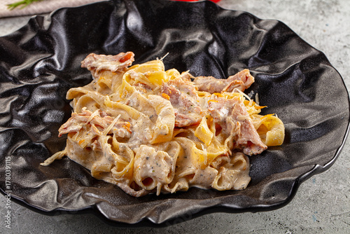 Carta da parati Italian pasta fettuccine with prosciutto