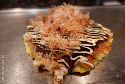 Billede på lærred Japanese okonomiyaki on a hot iron plate