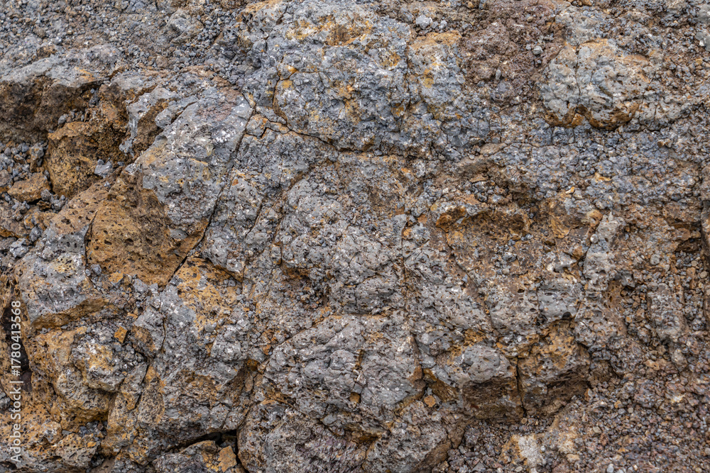 Obraz premium Weathered basalt. Koʻolau Range / shield volcano. Moanalua Valley & Moanalua Ridge Trail to the Haiku Stairs (Stairway To Heaven), Honolulu, Oahu, Hawaii. Koolau Basalt / Tholeiitic basalt. Oxidized