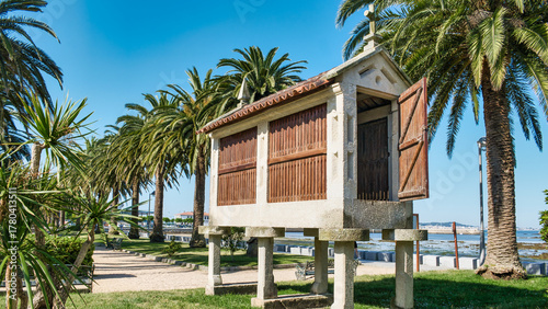 Tableau sur toile Un tradicional hórreo gallego en el paseo marítimo de Cambados, provincia de Pon