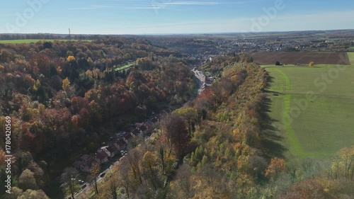 vue panoramique au dessus de la forêt de Fontoy en Moselle, début novembre avec les arbres et la végétation aux couleurs de l'automne