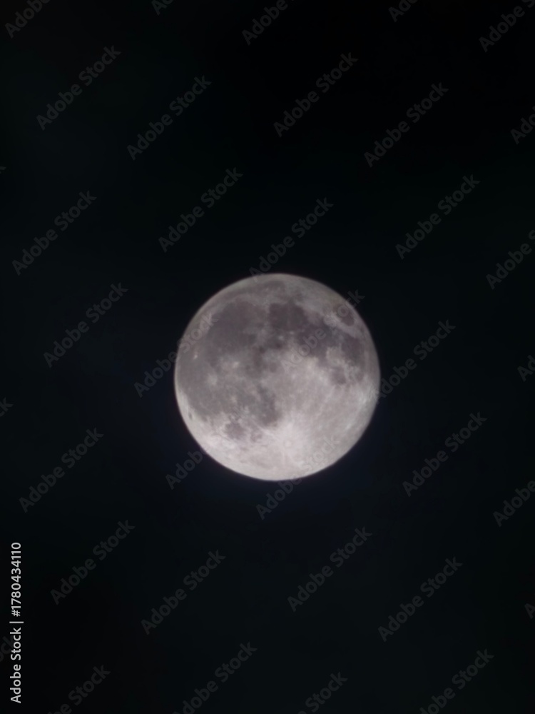 Obraz premium full moon over blue sky