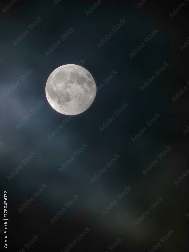 Obraz premium full moon over blue sky