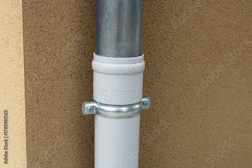 Raccord connecteur de gouttière et collier de fixation pour tuyau zinc