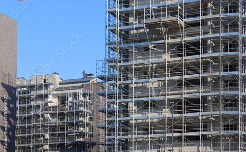 Lavori in corso nel cantiere edile in città in estate - costruire un nuovo condominio