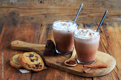Heiße Schokolade mit Cookie Keksen