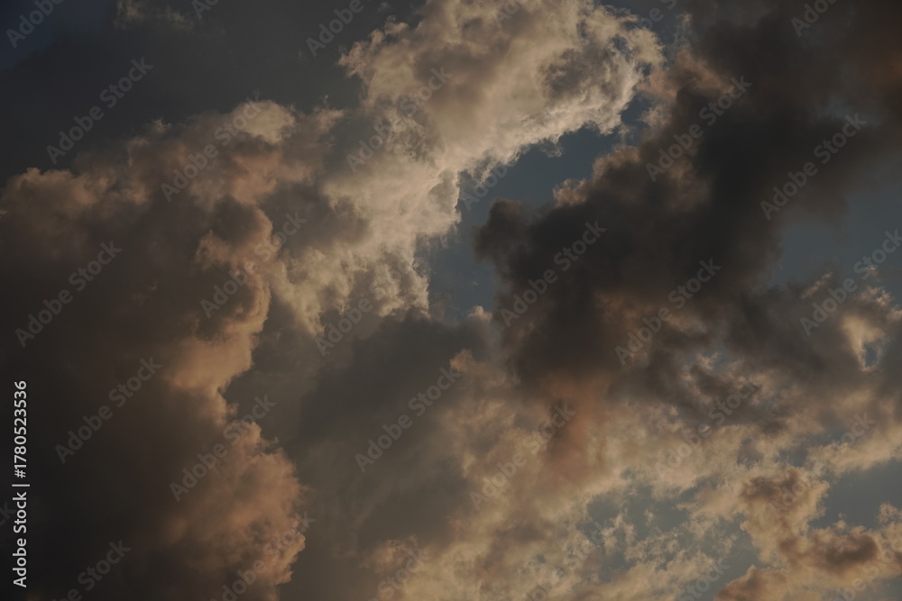 Obraz premium dramatic sky with clouds at sunset