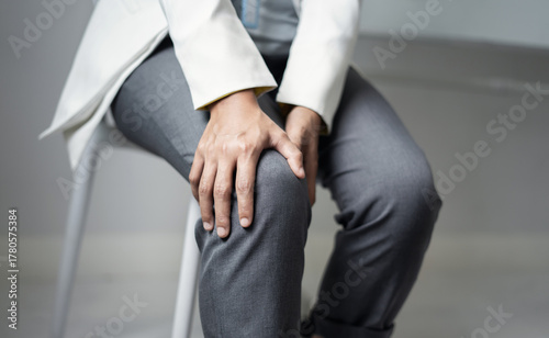 A woman supporting herself from numbness, muscle weakness, pain, and tingling in the knee nerve endings.