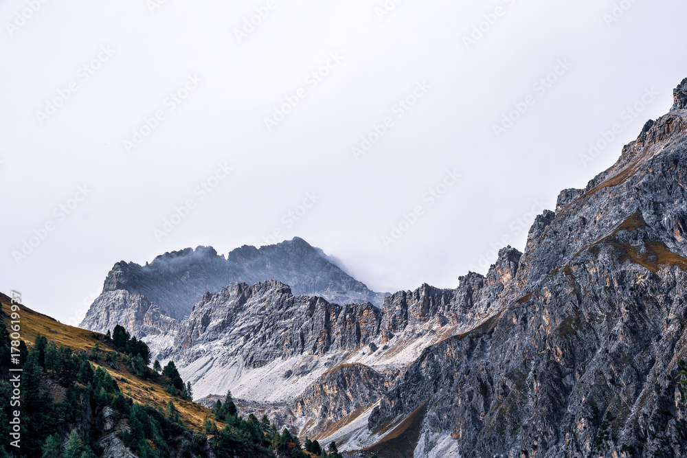 Fototapeta premium Panoramic view of the Swiss Alps in autumn.