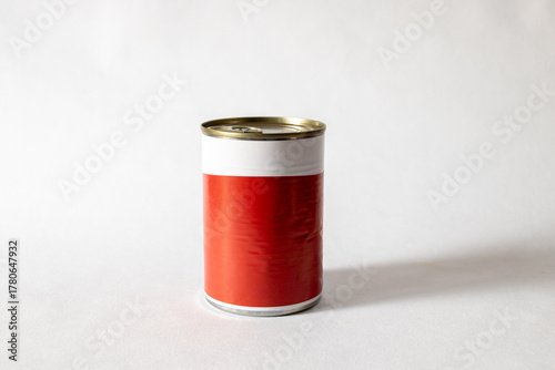 Boite de conserve sur un fond blanc