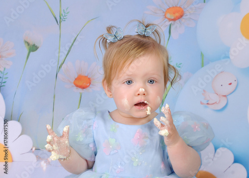 Bebe adorável menina  completa um aninho com bolo