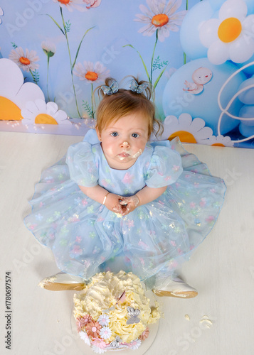 Bebe adorável menina  completa um aninho com bolo