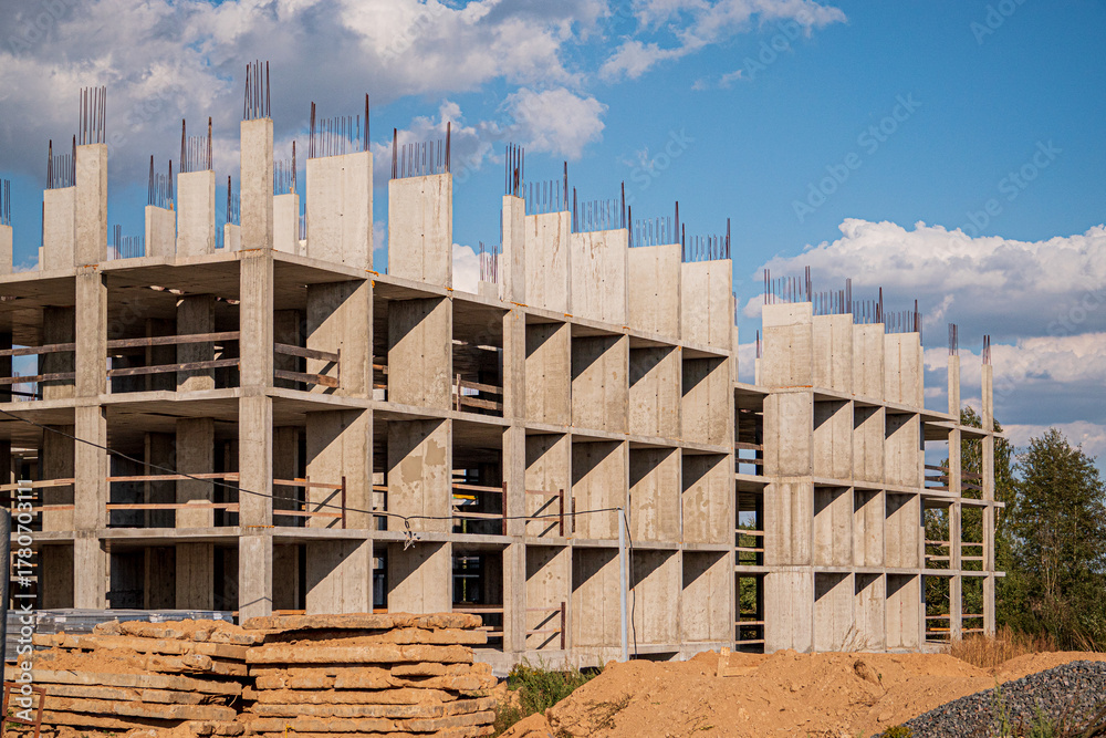 Obraz premium Workers at a construction site are busy shaping a new building with concrete and steel