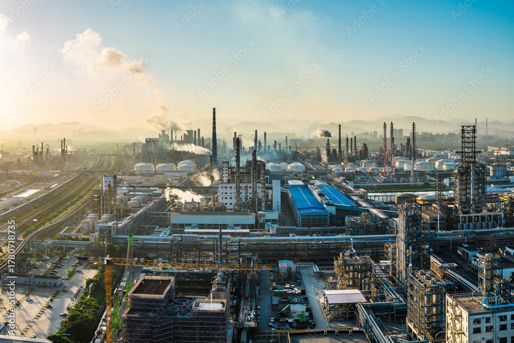Obraz premium Aerial shot of an oil refinery and chemical plant with smoking chimneys in a large industrial area