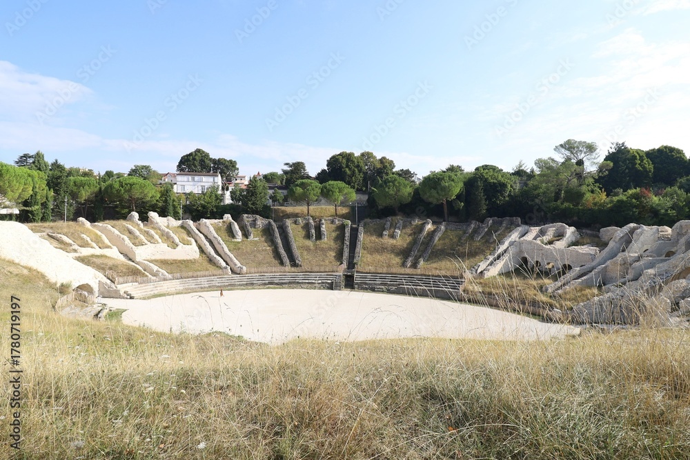 Fototapeta premium Vestiges des arènes romaines, ville de Saintes, département de la Charente Maritime, France