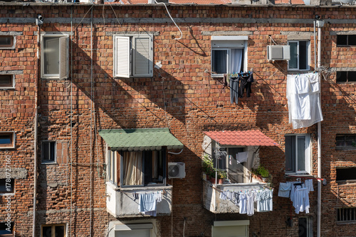 Wallpaper Mural Hinterhof mit alten Ziegelhäusern und Wassertanks auf dem Dach, Tirana, Albanien Torontodigital.ca