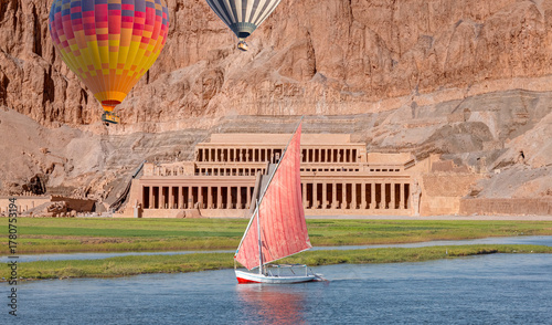 Tableau sur toile Hot air balloon flying over Hatshepsut Temple at sunrise in Valley of the Kings