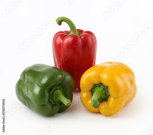 Peperoni freschi rossi, gialli e verdi su sfondo bianco. Generative AI