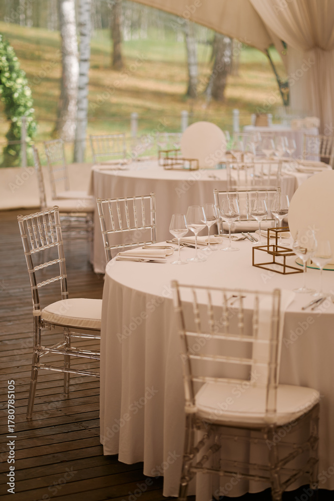 Obraz premium Setting the restaurant's bright tables in the sunset light
