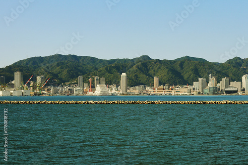 海側から見た神戸の風景