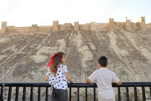 Fotografía Happy kids proudly the Citadel of Aleppo, the world’s oldest and largest castle