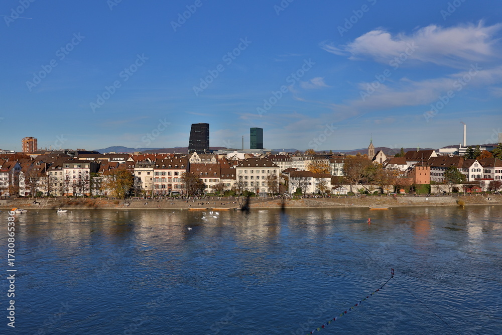 Obraz premium Das Rheinufer in Kleinbasel im Herbst