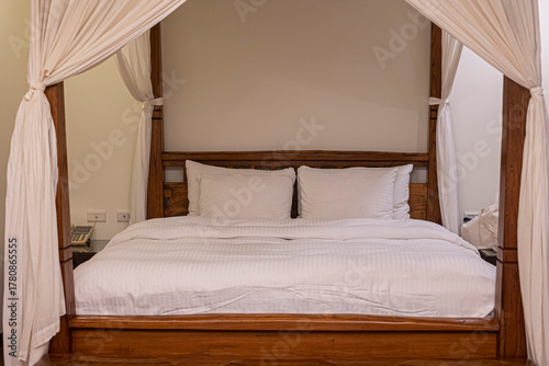 Konstfotografi canopy bed with white curtains