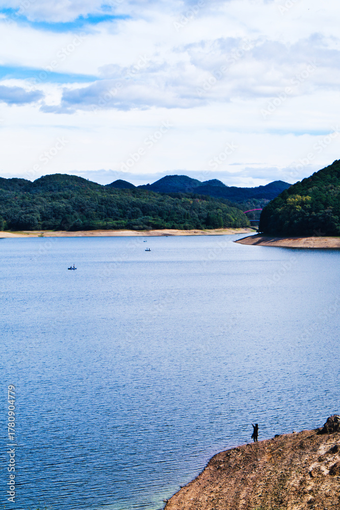 Fototapeta premium 愛知県犬山市の入鹿池に浮かぶワカサギ釣りのボート