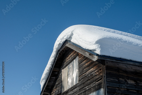 雪が積もった屋根 北海道の風景