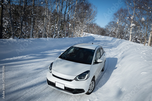 積雪路面を走る車 スタッドレスタイヤのイメージ 北海道旭川市