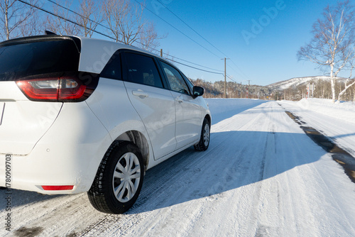 積雪路面を走る車 スタッドレスタイヤのイメージ 北海道旭川市