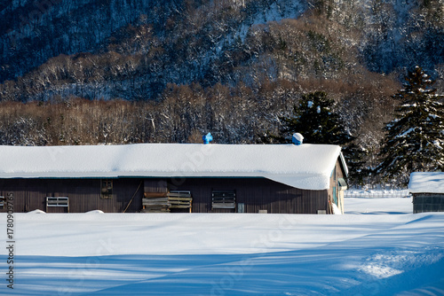 雪が積もった屋根 北海道の風景