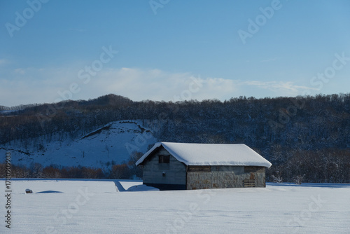 雪が積もった屋根 北海道の風景