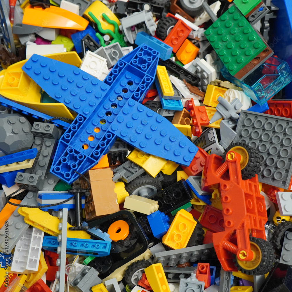 Naklejka premium Colorful assortment of toy building blocks, perfect for creative play and construction