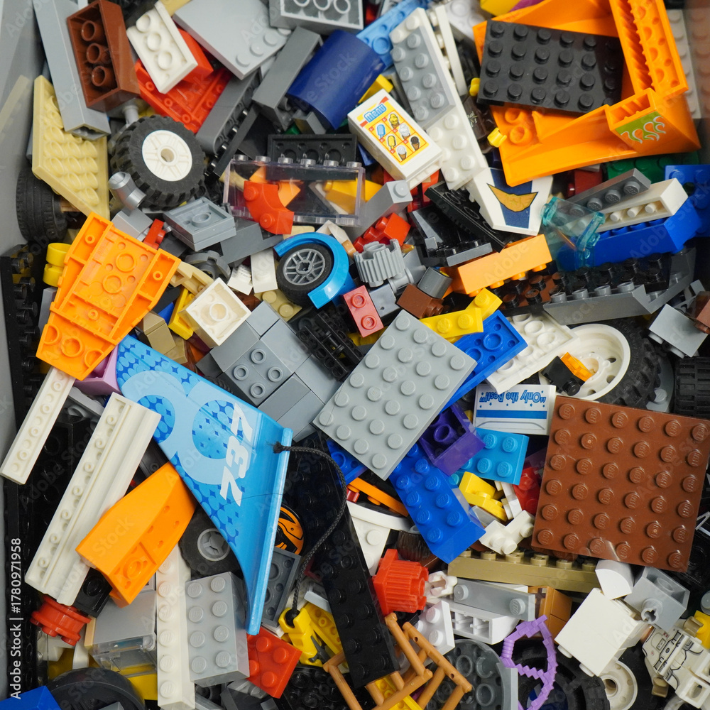 Naklejka premium Colorful assortment of toy building blocks in a storage container