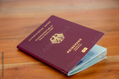 Neuer Deutscher Reisepass, Pass, Ausweis Deutschland - wichtiges Dokument für Urlaub und Einreise im Ausland