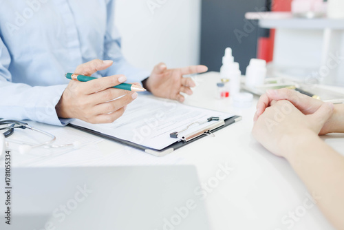 Schilderij op canvas A woman is talking to a man in a medical setting