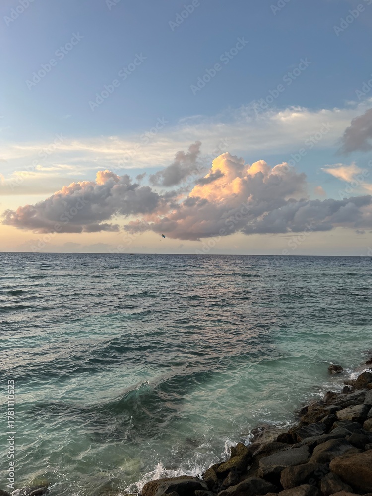 Obraz premium Magical Maldives Sunset with Vibrant Colors and Reflections
