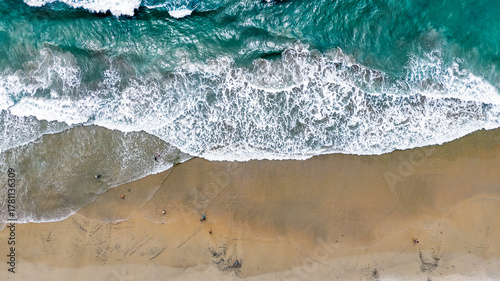 Foto Aerial nature top down ocean waves on the beach southern Del Mar San Diego Calif