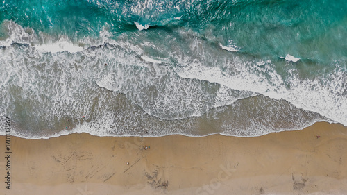 Fotografi Aerial nature top down ocean waves on the beach southern Del Mar San Diego Calif