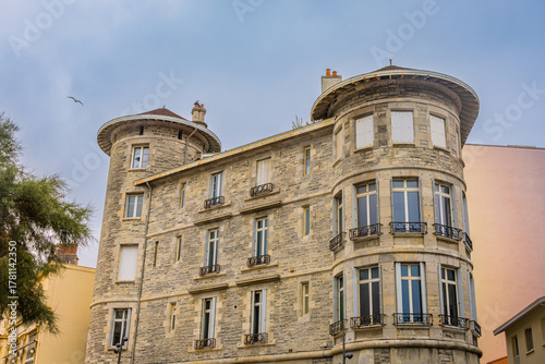 Fototapeta Naklejka Na Ścianę i Meble -  Dans les rues de Biarritz au pays Basque en France
