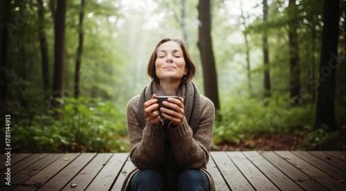 Uma mulher demonstra tranquilidade enquanto toma chá na floresta. Harmonia e simplicidade.