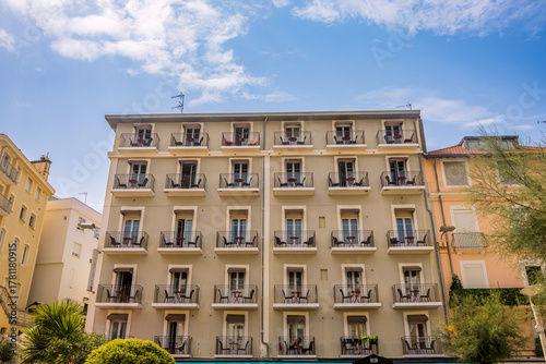Fototapeta Naklejka Na Ścianę i Meble -  Dans les rues de Biarritz au pays Basque en France