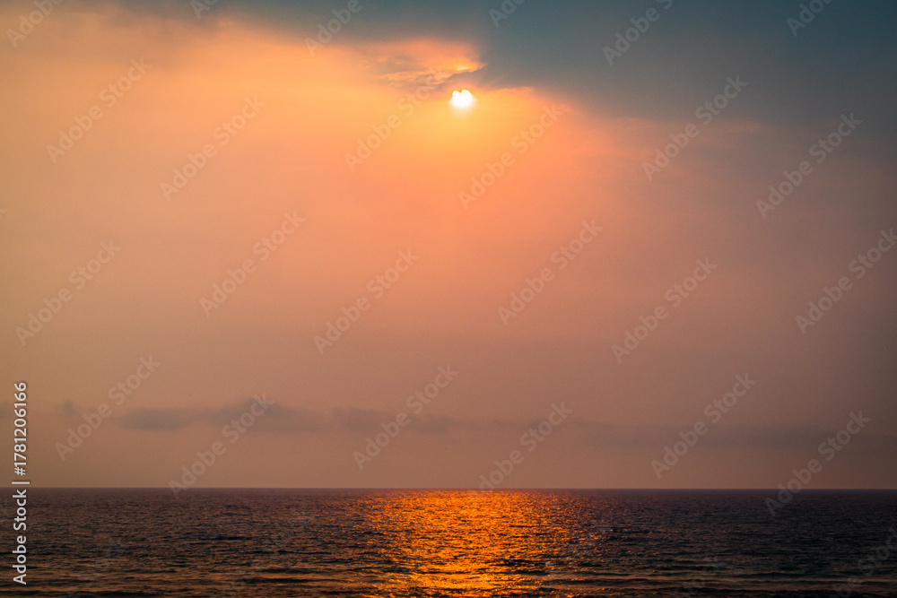Obraz premium Couché de soleil sur l'océan Atlantique depuis la Plage de Contis à Saint-Julien-en-Born en France