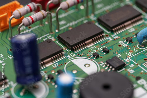 Quadro su tela Circuit board symphony of resistors, chips, and capacitors in green