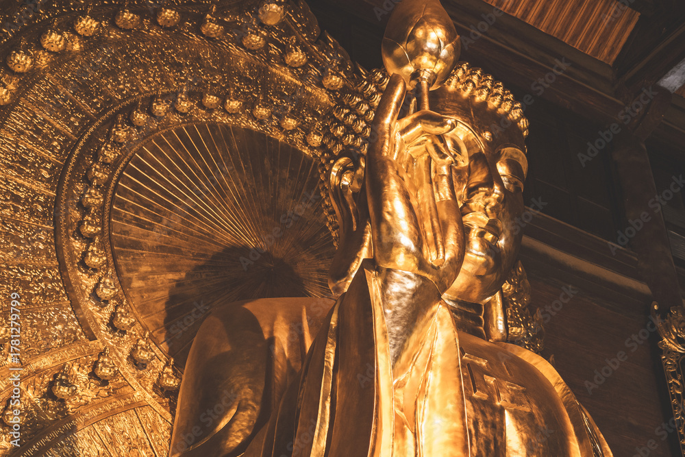 Obraz premium Golden Buddha statues at Bai Dinh pagoda, Ninh Binh, Vietnam