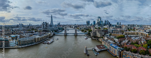 Foto Stunning aerial view of Tower Bridge in London, spanning the River Thames with the city skyline in the background — blending historic architecture and modern urban beauty