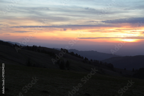 Sonnenuntergang im Schwarzwald mit blick auf die Vogesen in Frankreich